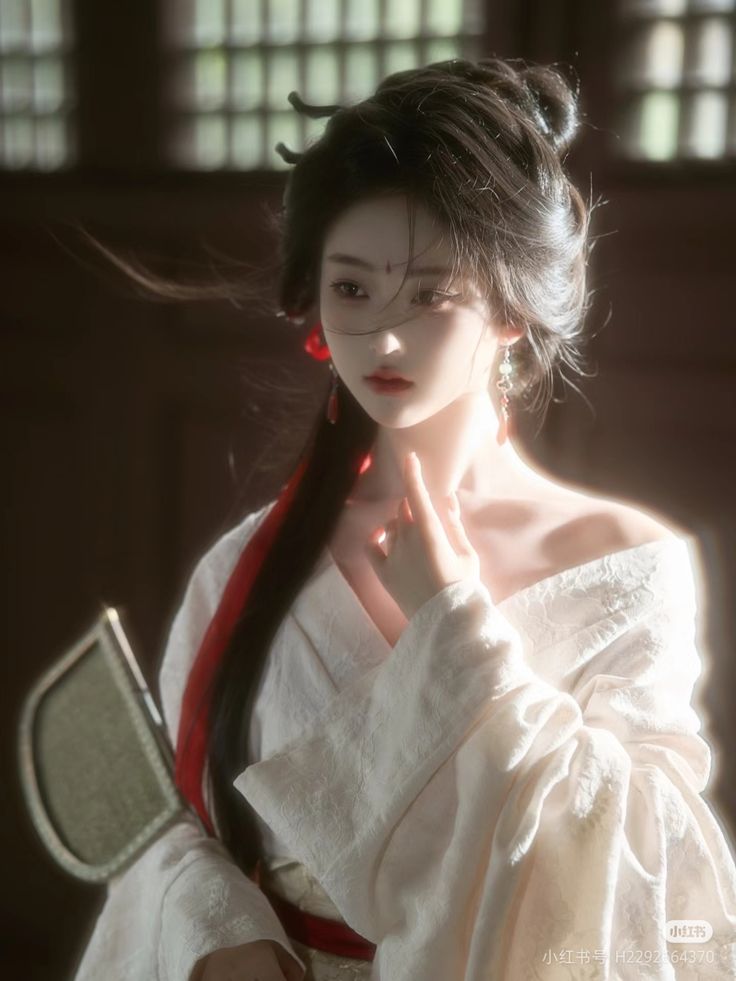 THƯƠNG NỮ KHUYNH THÀNH