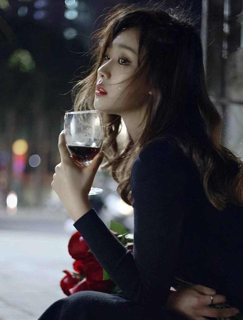KHUẤT SAU ÁNH DƯƠNG